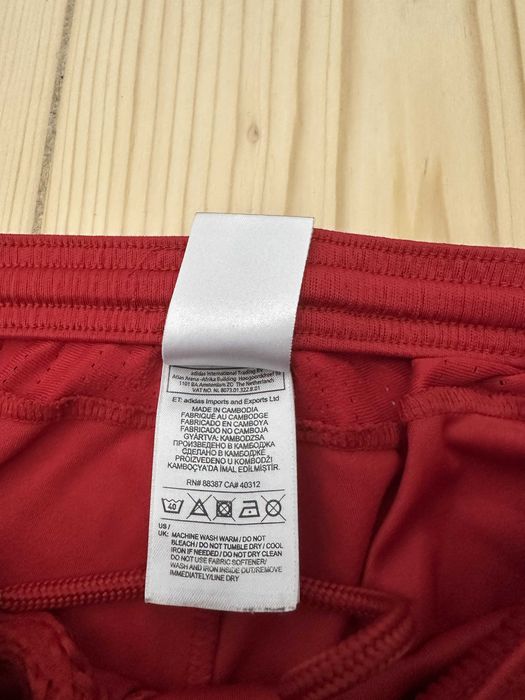 Pantaloni Scurți Adidas FC Bayern Munchen – Noi Fără Etichetă – Mărimea L Roșu / Fotbal