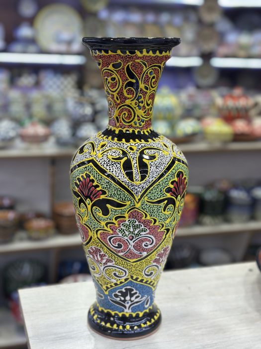 • Qo‘l mehnati orqali ishlangan, noyob dizayndagi vazalar.