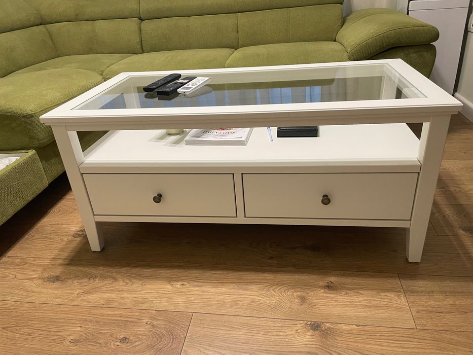 Диван и холна маса