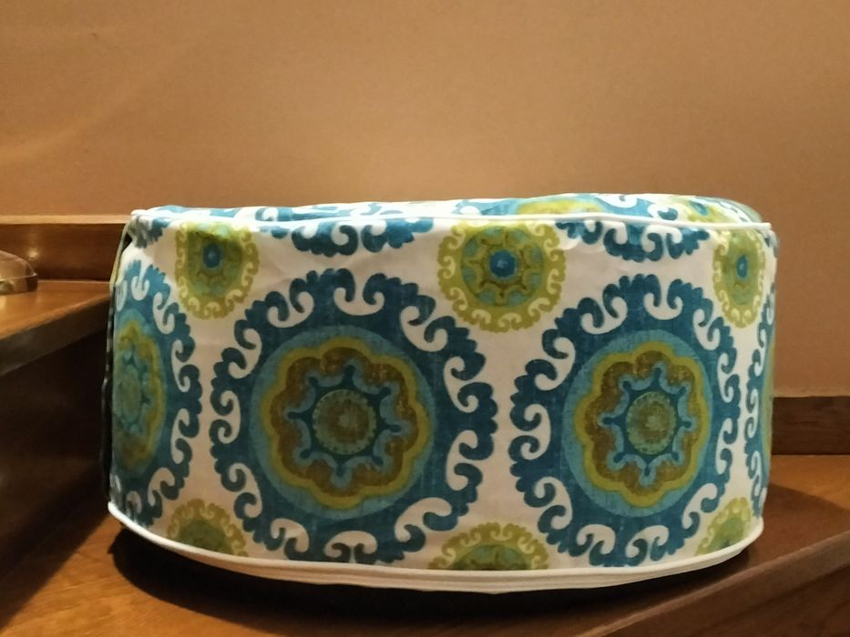 Taburet gonflabil tip otoman tapițat cu stofă, dimensiune 53x23 cm