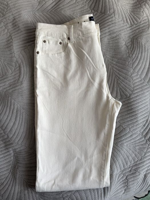 Джинсы молочного цвета