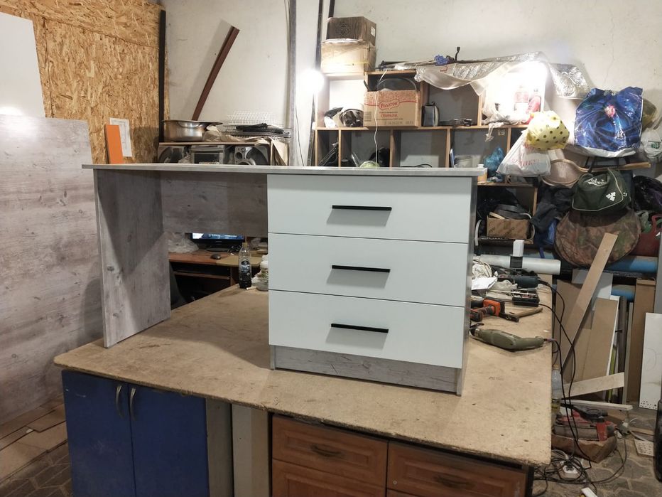 Продаю стол письменный