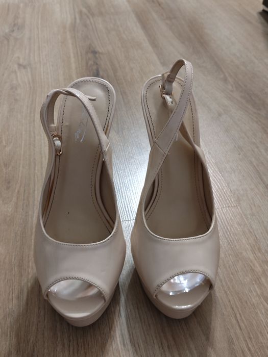 Високи бежови токчета