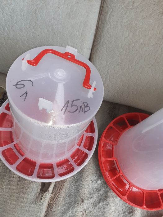 Предлагам различни размери хранилки и поилки за птици