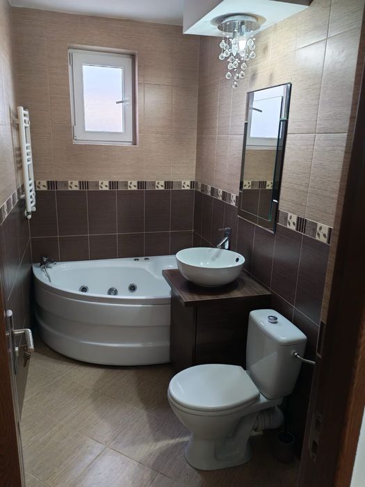 Apartament 2 camere, semidecomandat, poziție excelentă (la șosea)