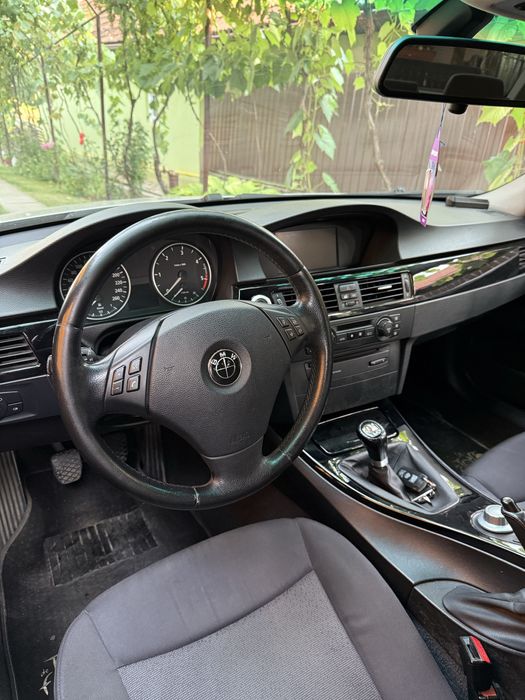 Vand volan e90 in stare buna