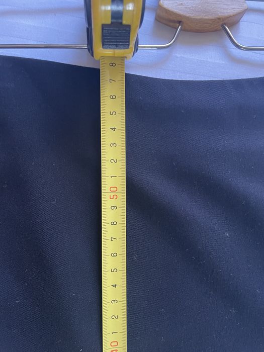 Елегантна черна пола с цепки