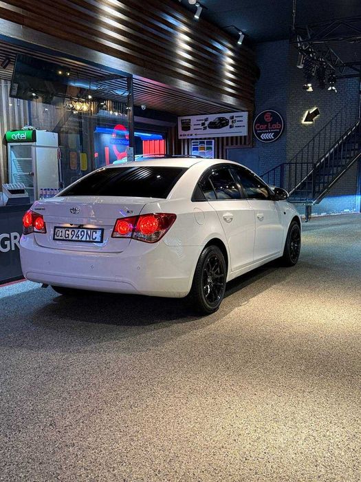 Продается Cruze 1.6 хорошее состояние.