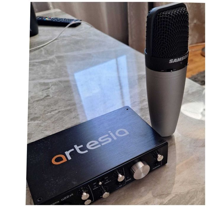 Vând microfon profesional nou și  profesional audio interface
