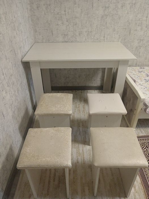 Кухонный стол, 4 орындығымен.
