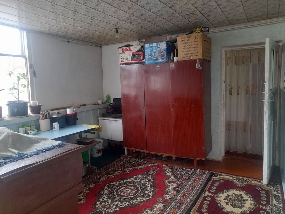 Uy Sotiladi 
Termiz shahrida xokimiyat dachasi protifida ichkarida
Gaz