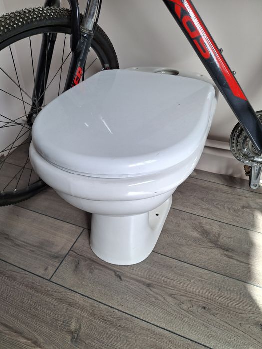 Унитаз с бачком.