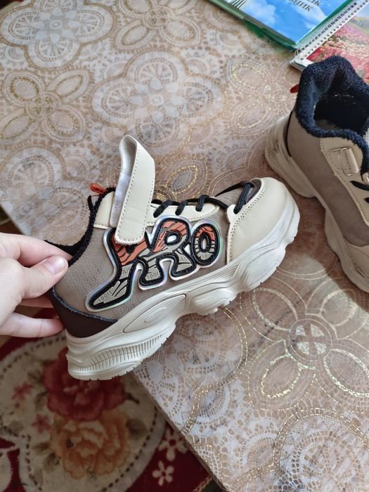 Продам кроссовки для девочек