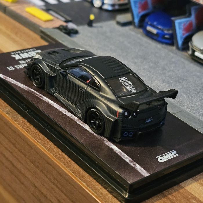 Inno 1:64 Black Carbon GTR R35 LBWK macheta auto premium limitata