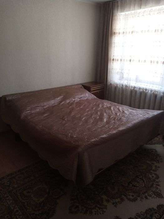 Кровати две штуки, тумбочки, трюмо б/у