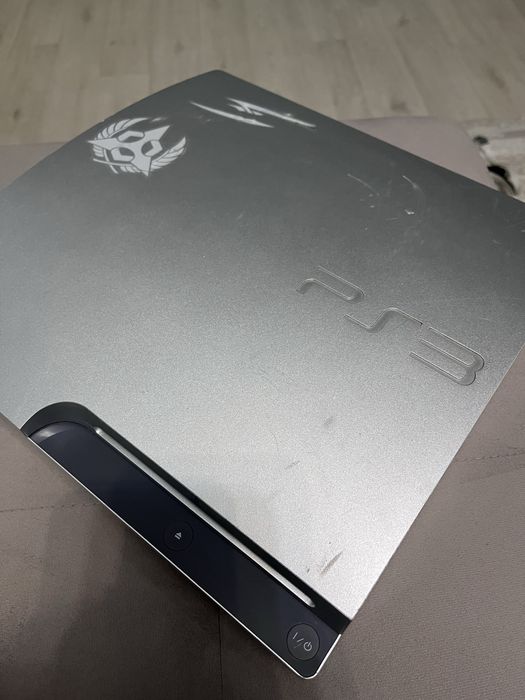 Продаю PS3, брат не играет.