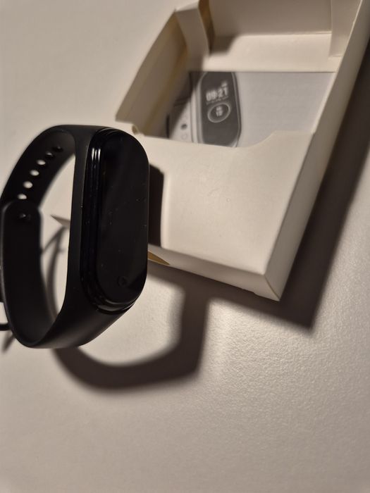 M4- fitness tracker si smartwatch Nou