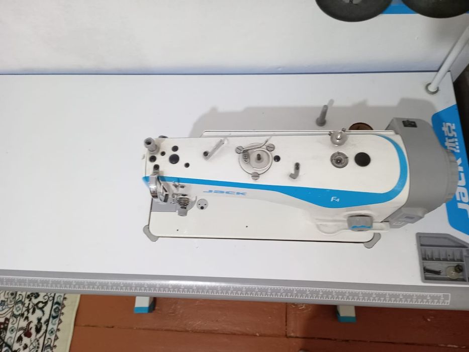 Продается швейная машинка жак F4