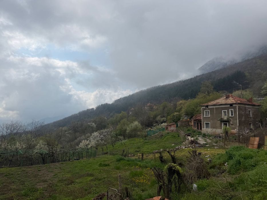 Двуетажна къща в село Челопек . Къщата е на два етажа с по три стаи на етаж , вътрешно стълбище и 700 квадрата двор. За ремонт