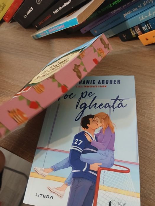 Vand aceste carti noi toate set sunt noi nouțe