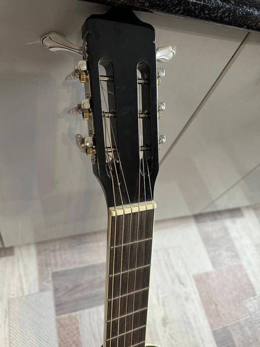 Продам гитару. Новую