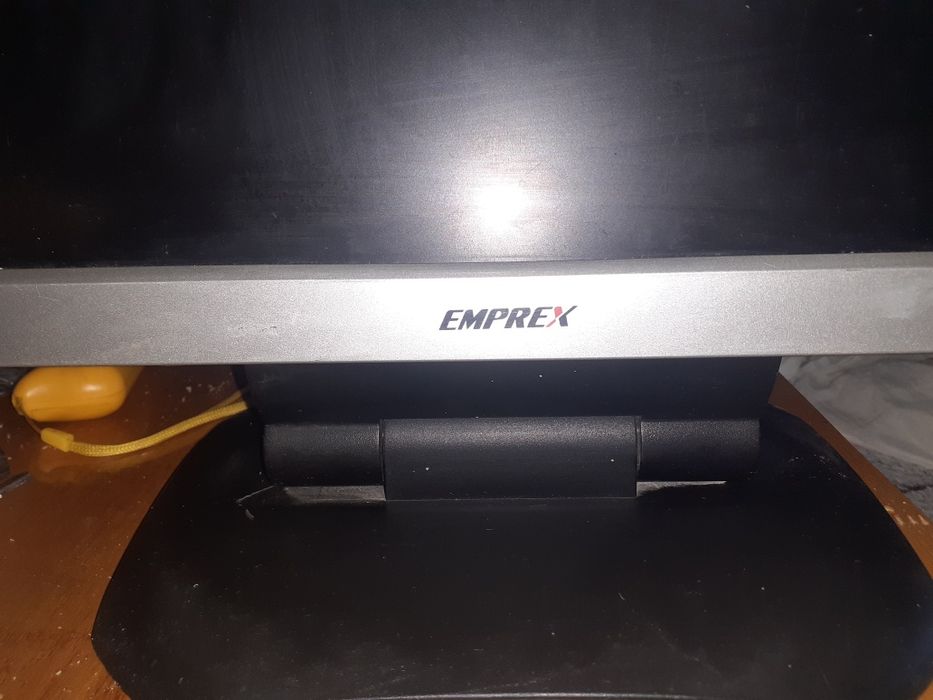 Monitor LCD,de de 14",în stare buna de funcționare.