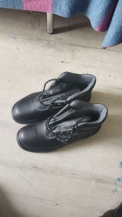 Продам рабочие ботинки