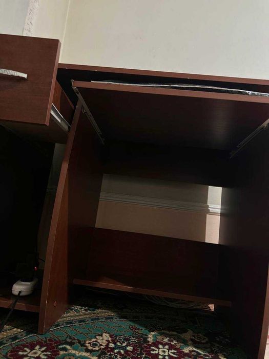 Продам стильный деревянный стол с выдвижным ящиком и полкой