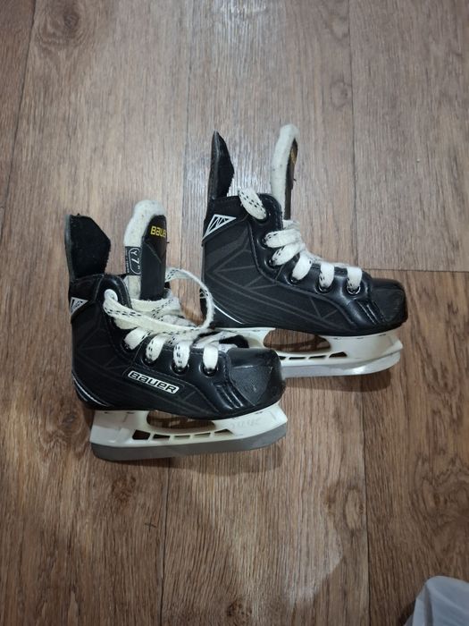 Коньки хоккейные  BAUER на 3-4 года