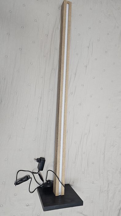 Lampă  de podea din lemn cu  Led