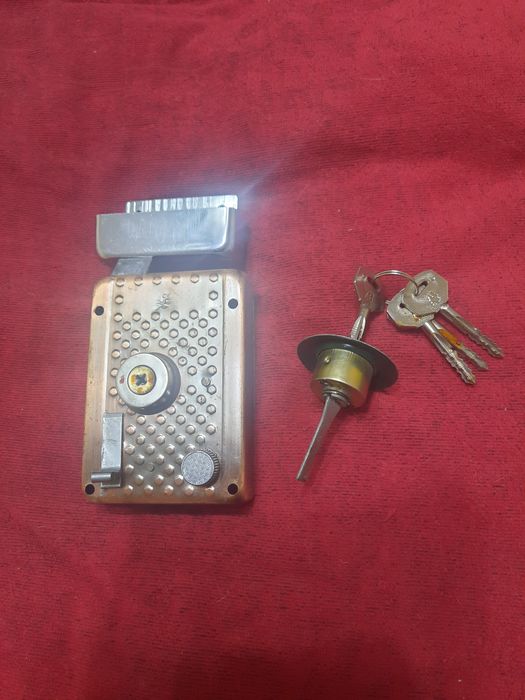 Замок        замок