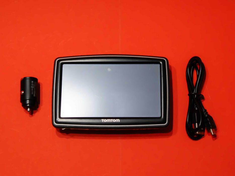 TomTom навигационна система GPS устройство с кабел и зарядно за кола