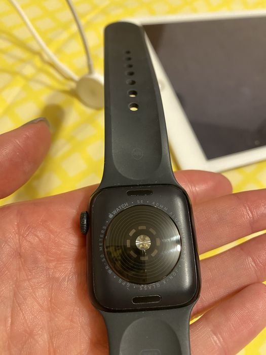 Apple Watch SE 40 mm GPS, Aluminiu, Negru (Midnight/Space Gray), curea sport neagră