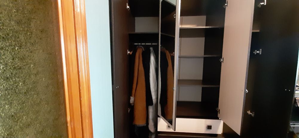 Шкаф для вещей с зеркалом