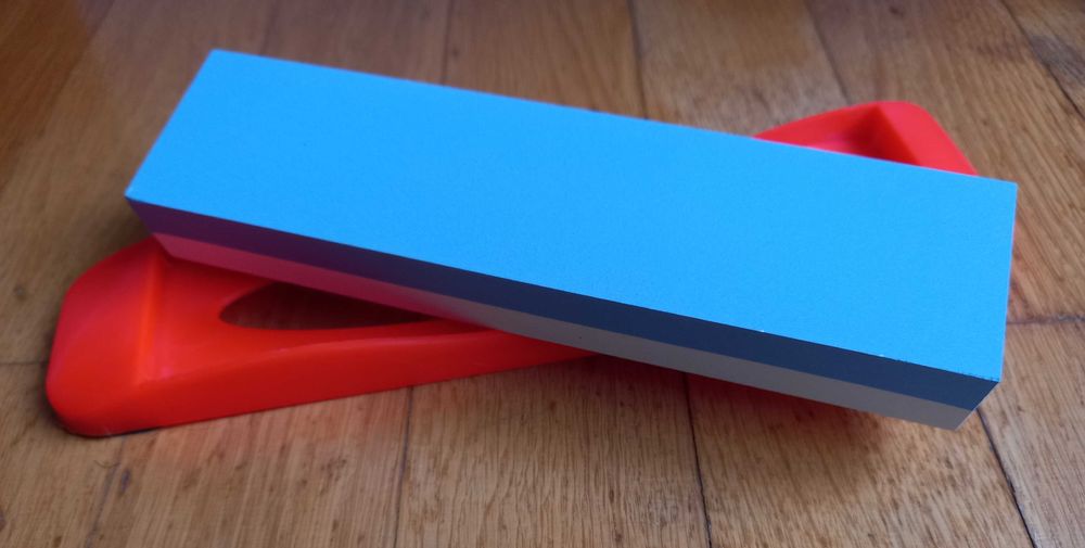 Piatra de ascutit cu doua granulatii.