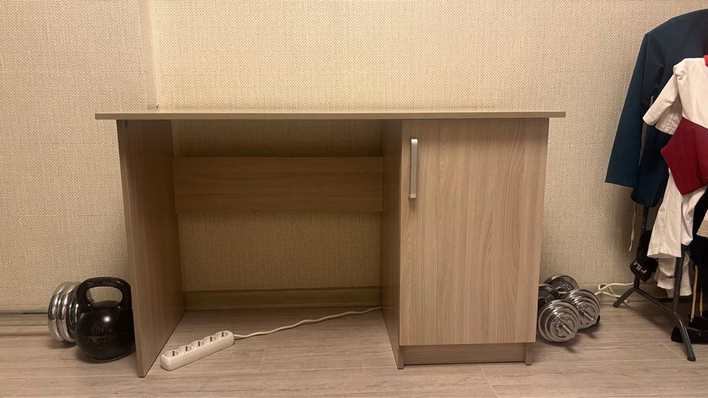 Письменый компьютерный стол.