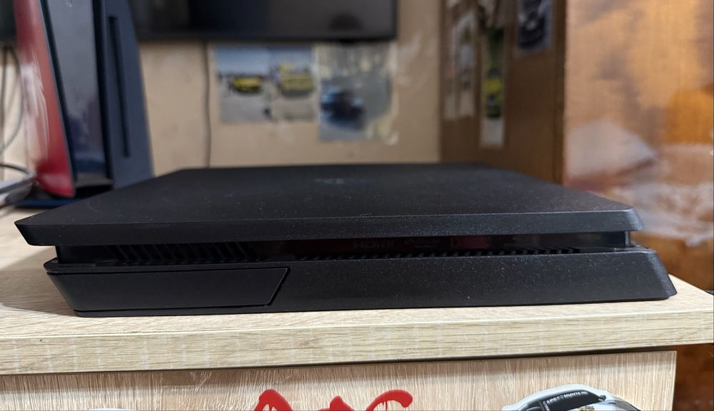 Продавам PS4 с 1 джойстик и 1 игра