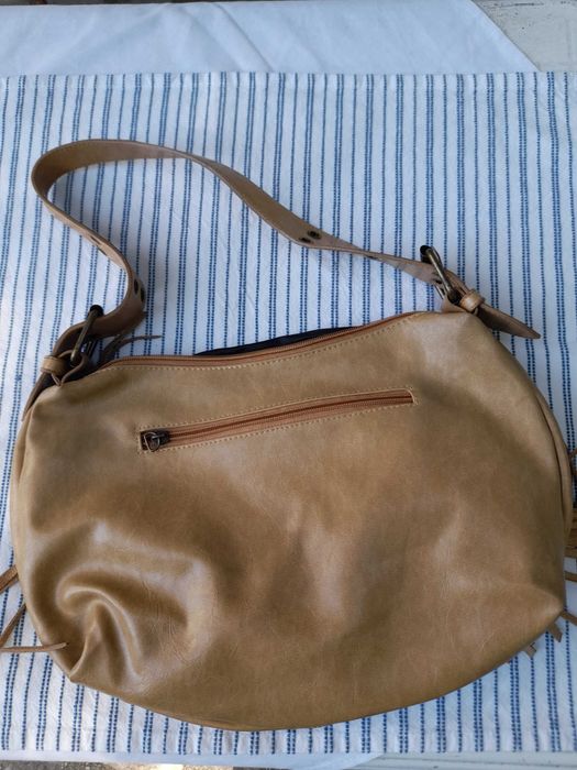 велурени боти и бежова чанта