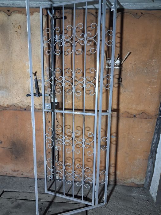 Продам.  Две     Двери железные.