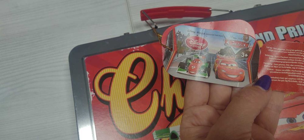 Пъзели и куфар за рисуване