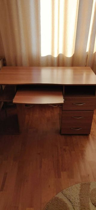 Birou cu sertare, Lems