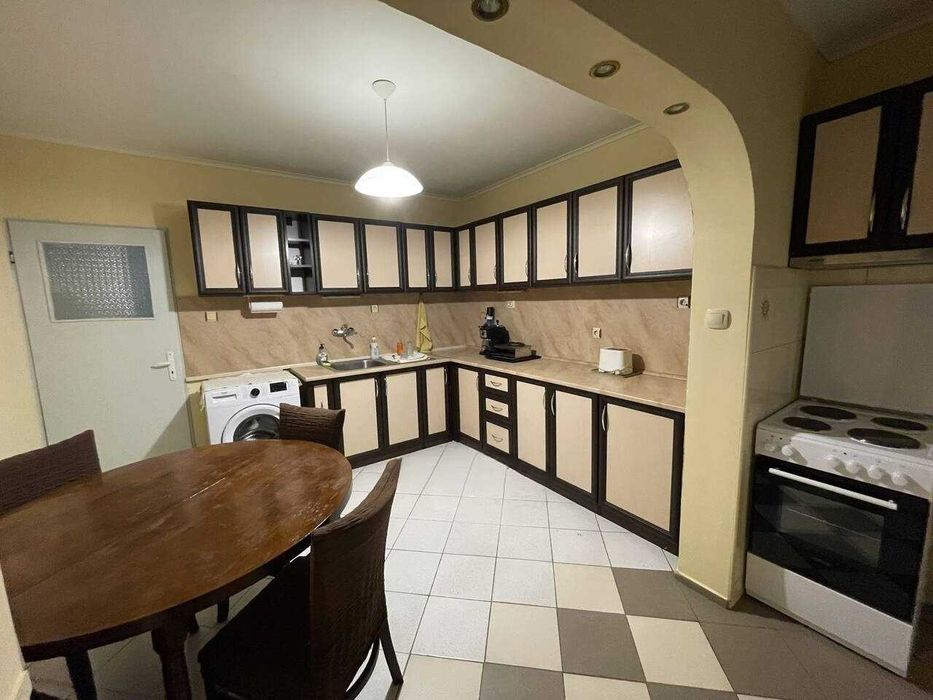 Дава се под наем Тристаен апартамент в Бургас, Изгрев - 80 кв.м за 1000 € - Снимка #1