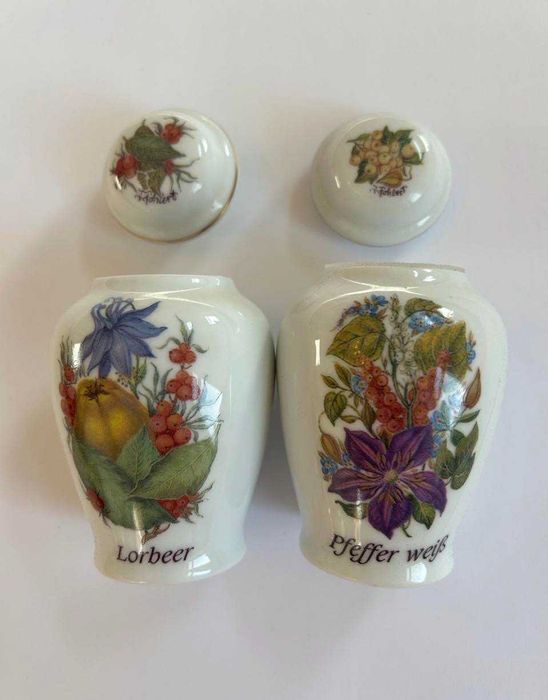 Пълен комплект  24 порцеланови съда за подправки с оригинална етажерка