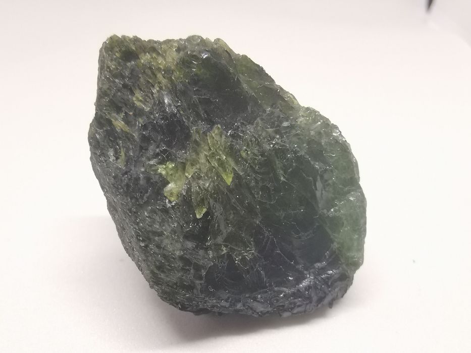 Зелен турмалин с черно покритие