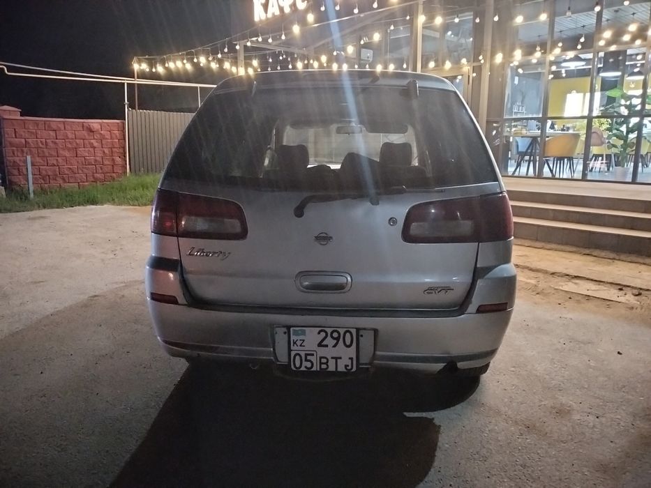 Продам хороший семейный автомобиль семиместный