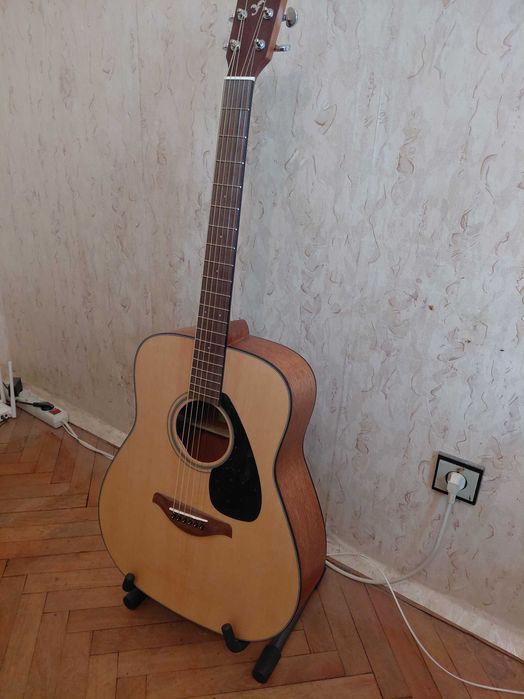 Китара Yamaha fg 800m като нова със стойка