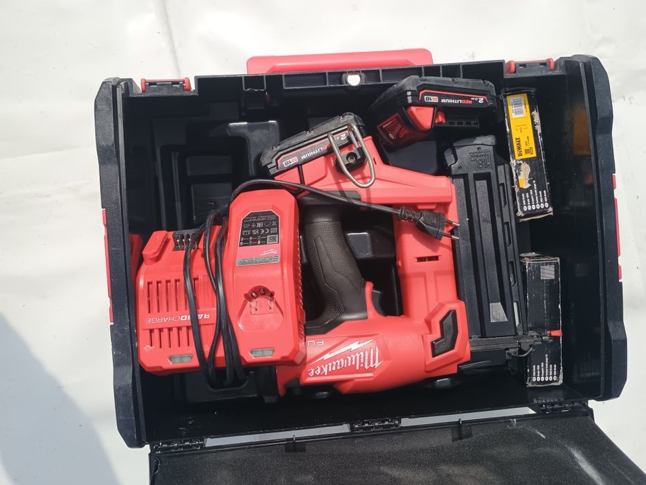 Pistol cuie milwaukee fn18gs . Set cu 2 baterii cutie și incarcator