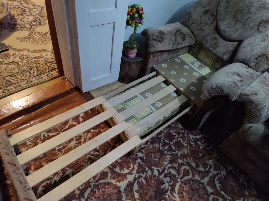 Продам 2 дивана и кресло