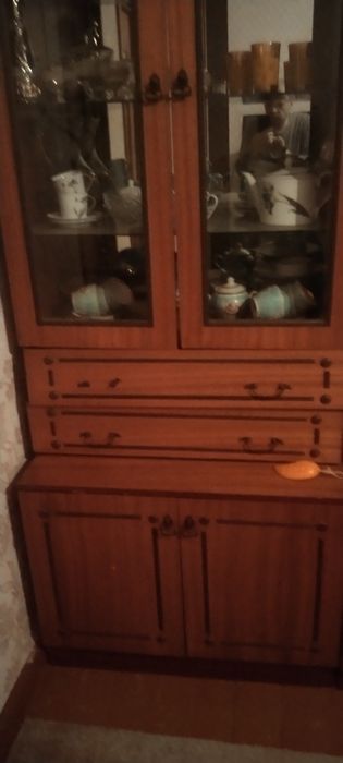 Шкаф сервант бу в отличном состоянии