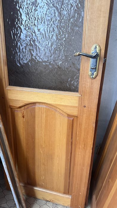 Дверь из дерева в зал